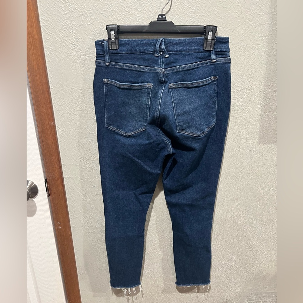Good American High Rise Jeans in Dark Blue - Picture 4 of 5